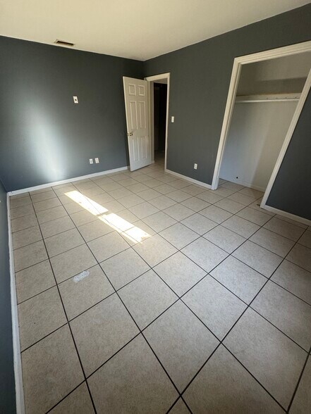 Building Photo - 1924 Nekoma Ct