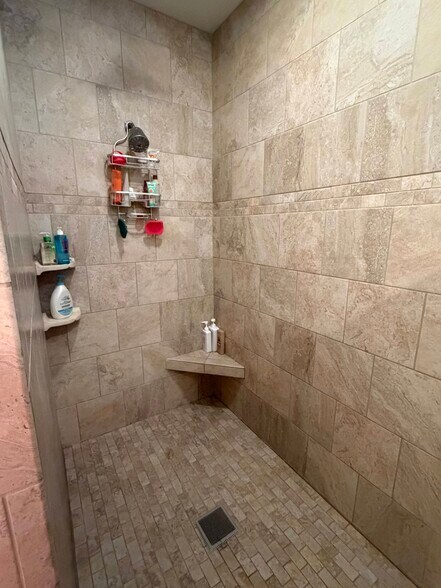 #1 Bath - 630 W Clark St