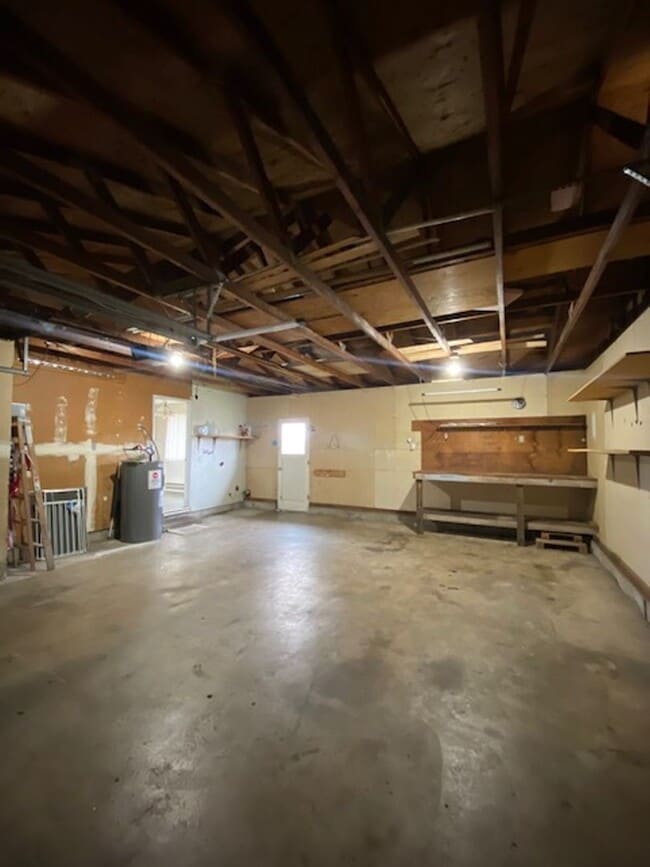 Building Photo - Must See Lebanon Home!