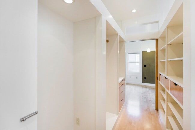 Building Photo - Sunny Apartment in Elmwood Neighborhood