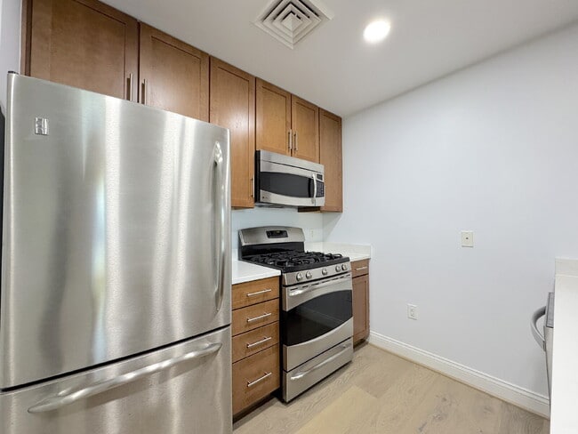 Building Photo - "Chic Urban Retreat: Stylish 1-Bed Condo with Hardwood Elegance in the Heart of Alexandria!"
