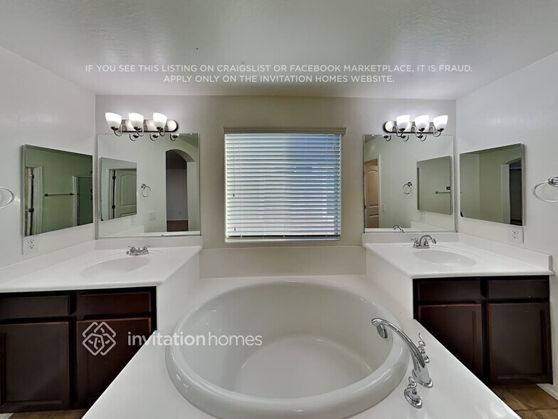 Building Photo - 1265 E Palomino Way