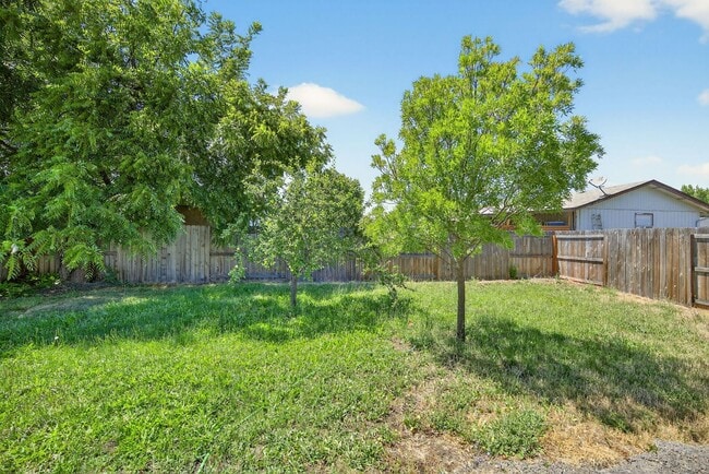 Building Photo - Modern 2-Bedroom Duplex with New Kitchen &...