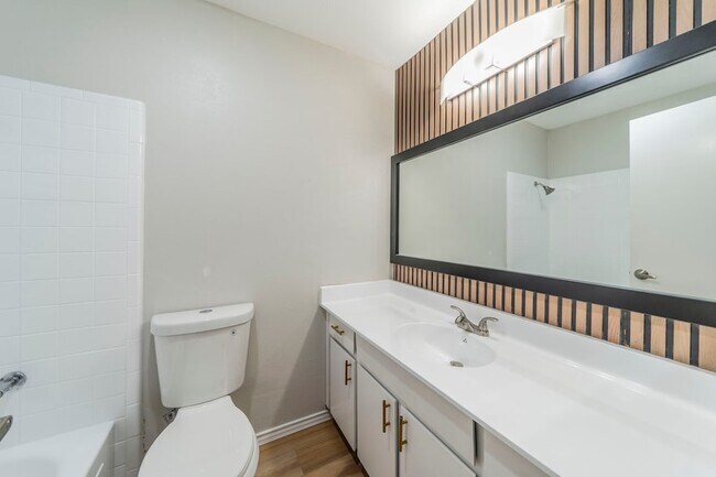 Building Photo - 802 Birchwood Dr