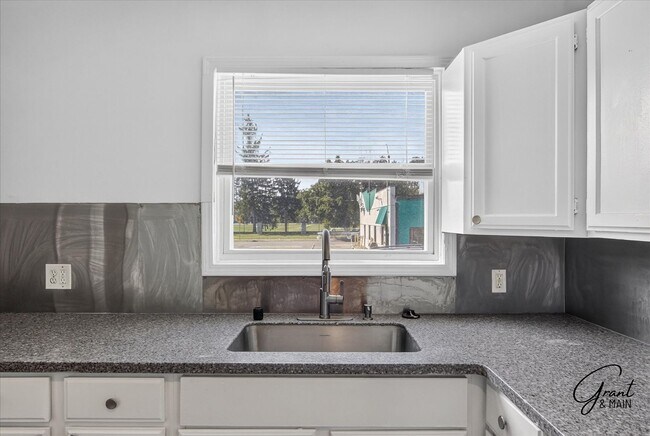 Building Photo - 17127 Roselawn St