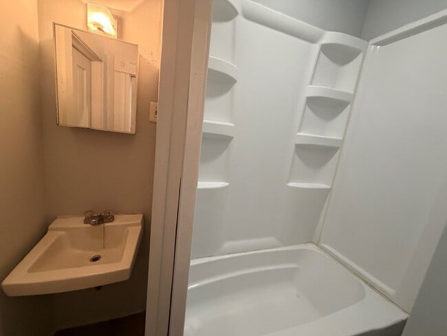 Building Photo - 1137-4 Walnut-