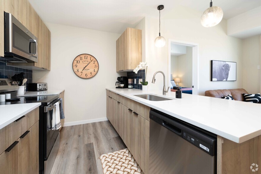 2BR, 2BA - 731SF - Kitchen - Dear Madison