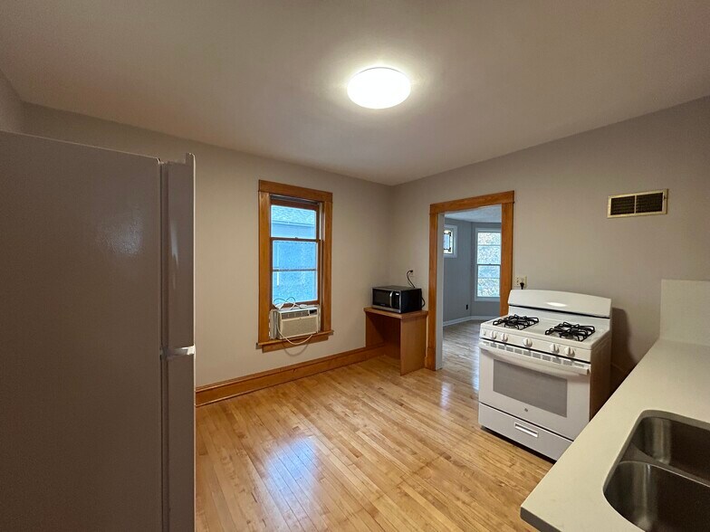 Building Photo - 512 8th Ave NE