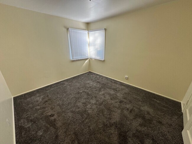 Building Photo - 432 Everett St