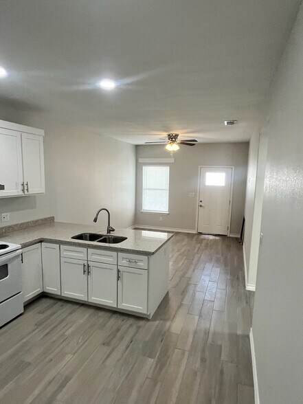 Building Photo - 1810 Atrium Pl Dr