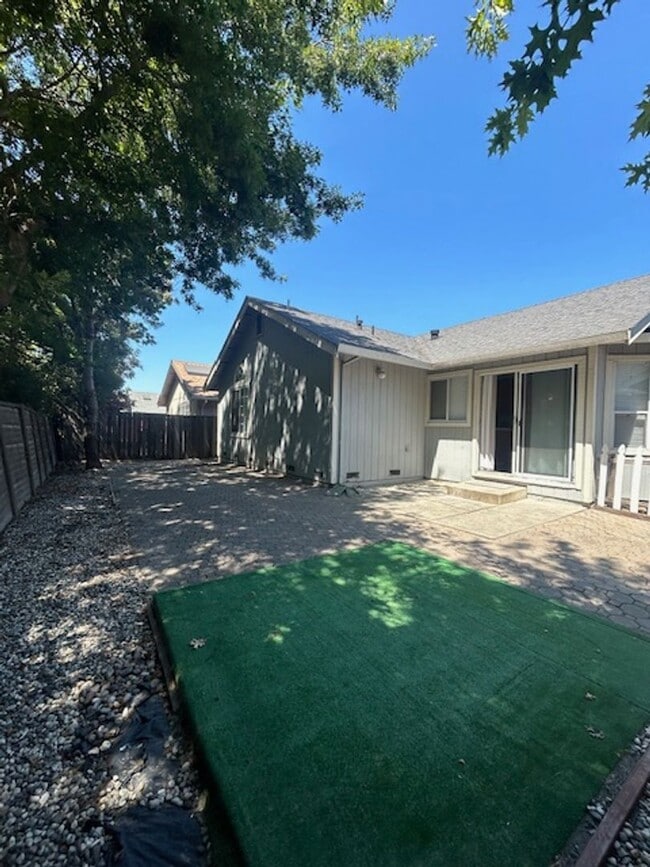 Building Photo - Lovely Single Level Home in Santa Rosa 3 bd/2ba with 2 Car Garage