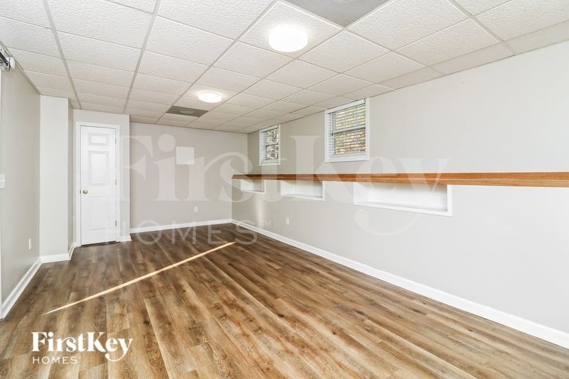 Building Photo - 5940 Seven Oaks Dr