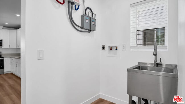 Building Photo - 15559 Three Palms St