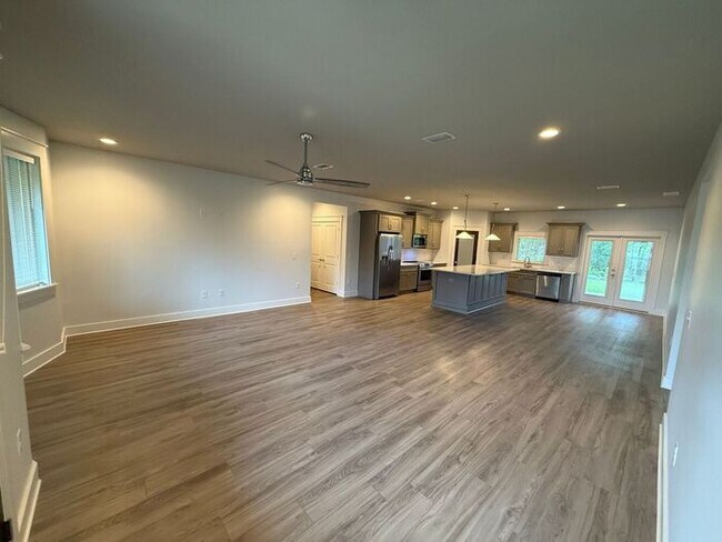 Building Photo - Gulf Breeze - 4 bedroom, 2.5 bathroom - lawn care included