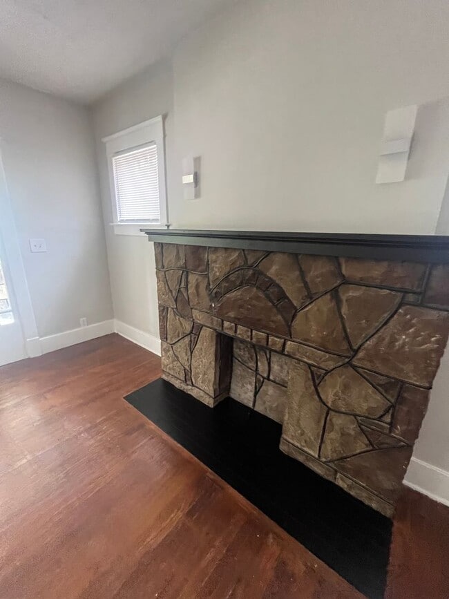 Building Photo - Beautifully renovated 3 bedroom house!