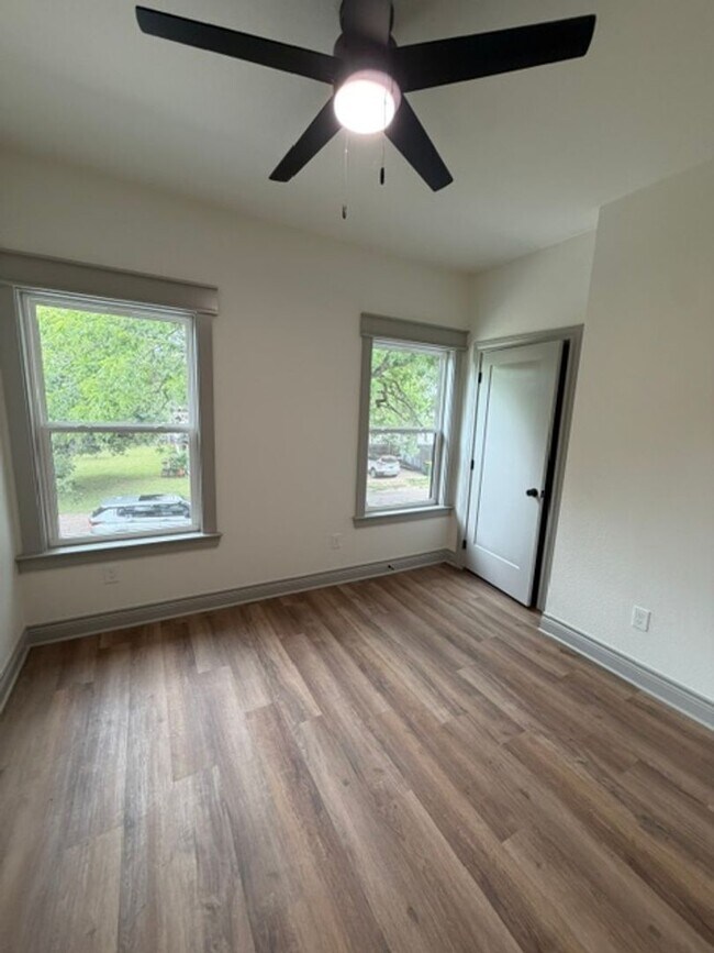 Building Photo - 301 Live Oak St
