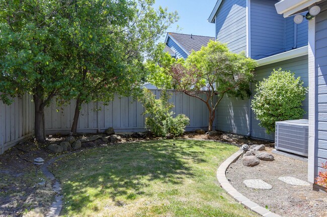 Building Photo - 3 Bed / 2.5 Bath bright and spacious home ...