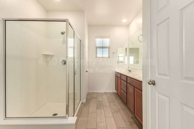 Building Photo - 5216 S 16th Pl