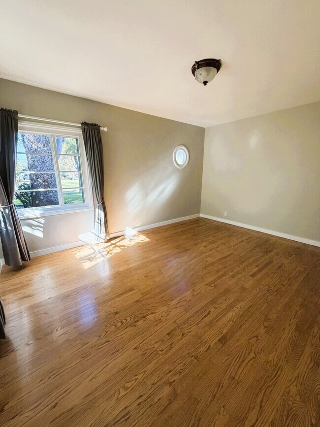 Building Photo - 1803 N Flower St