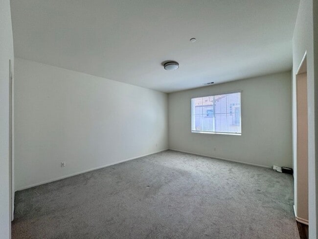 Building Photo - Spacious 3 Bedroom, 2.5 Bathroom Townhome ...