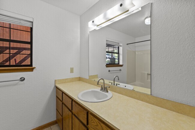 Building Photo - 103 E Miller Ct