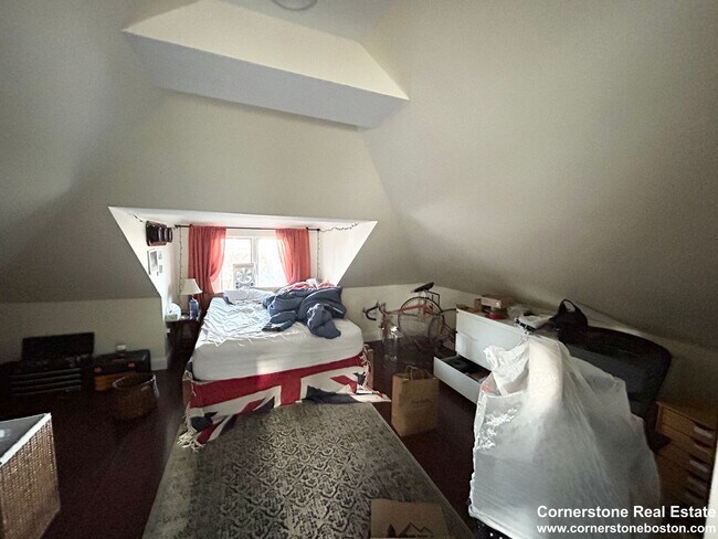 Building Photo - 5 Bed. 2 Full Bathrooms in Mission Hill, L...