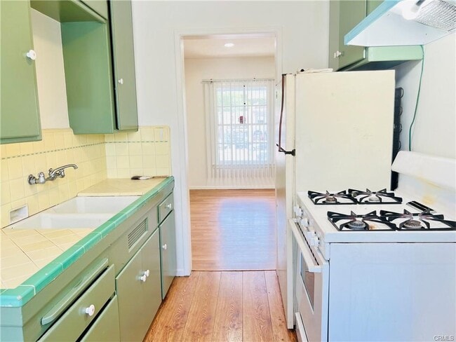 Kitchen - 122 Elm Ave