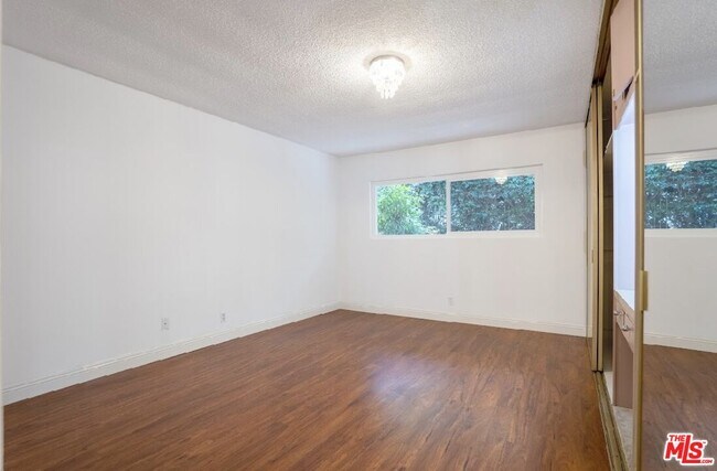 Building Photo - 446 S St Andrews Pl