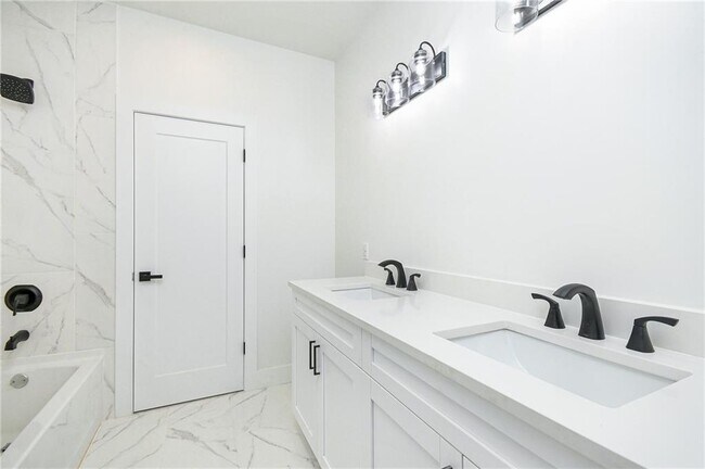 Building Photo - 3604 Pineview Cir NW