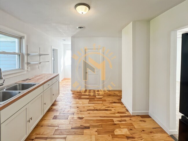 Building Photo - 2 Bed 1 Bath Single Family Home