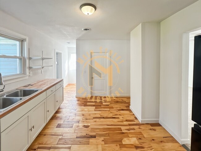 Building Photo - PRICE REDUCED! 2 Bed 1 Bath Single Family Home