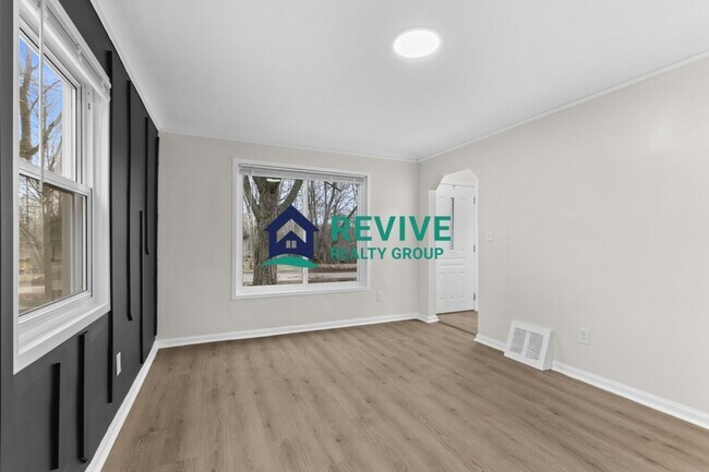 Building Photo - 131 Doremus Ave