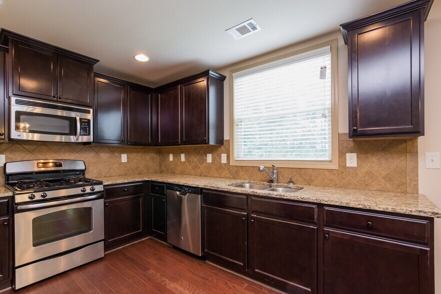 Building Photo - 1828 Bridle Rd