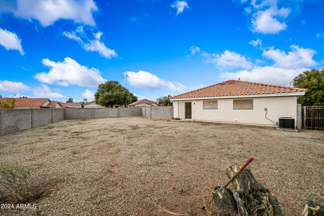 Building Photo - 1015 S Slater Cir