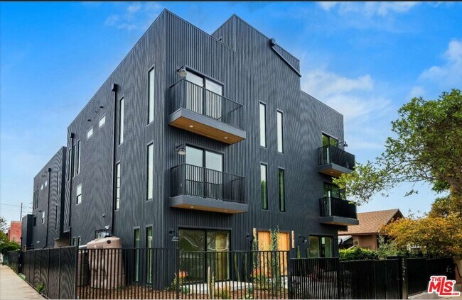 Building Photo - 354 Newland St