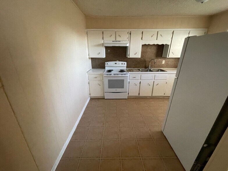 Building Photo - 425 W Avenue C