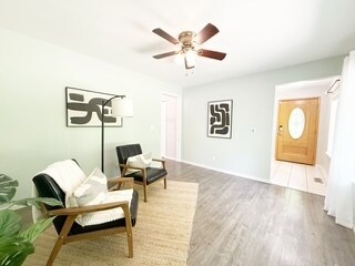 Building Photo - 450 NE Riverhill Dr