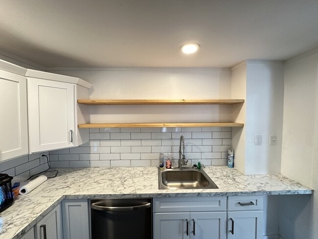 Building Photo - 610 E Main St