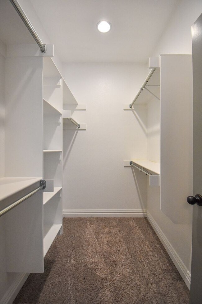 Building Photo - Stunning 4 bedroom, 2.5 bathroom home in Fayetteville!