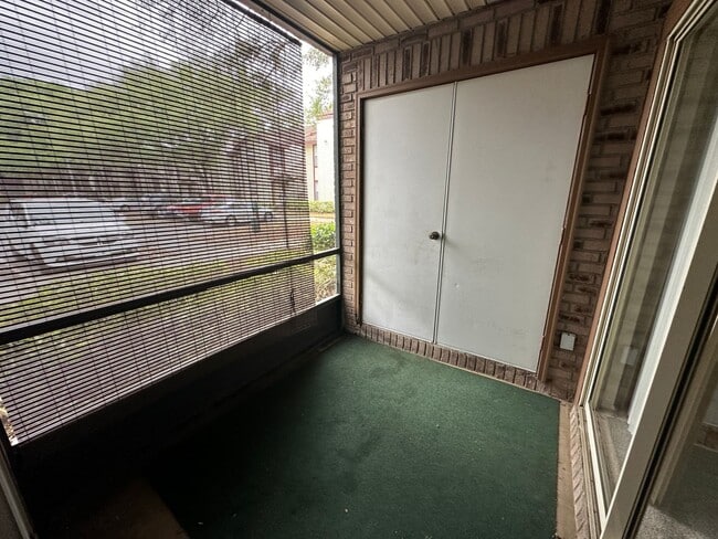 Building Photo - Stunning 1 Bedroom Condo in Pet-Friendly A...