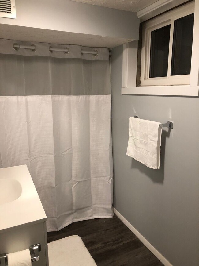 Building Photo - Charming 5 BD/3 BA down the street from Kelley and Luddy!