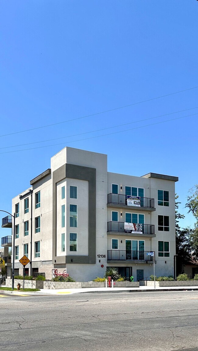 Building Photo - Luxury 2-Bedroom Penthouse with Spacious L...