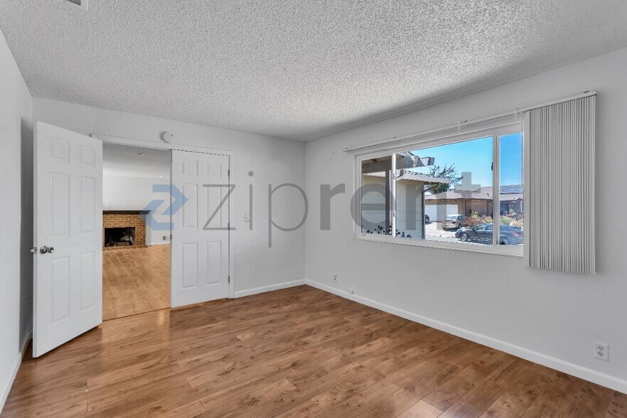 Building Photo - Unit