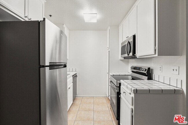 Building Photo - 6616 Sylmar Ave