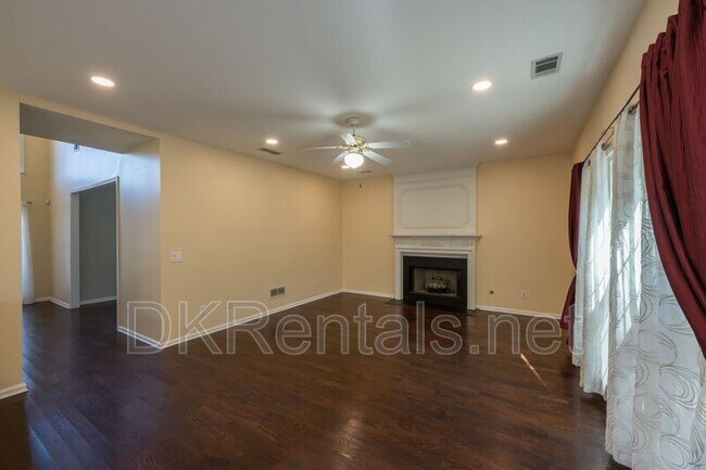 Building Photo - 2433 Gablewood Dr NE