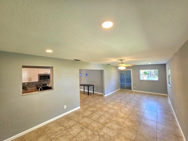 Building Photo - 329 NE Cullman Ct
