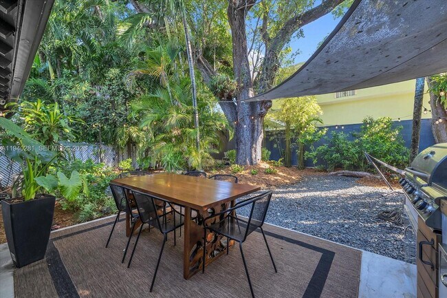 Building Photo - 8225 NE 8th Ct