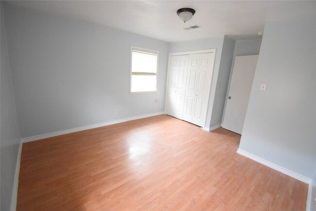 Building Photo - 1706 Oaks Dr