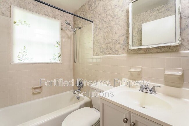 Building Photo - 901 Grayland St