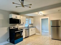 Building Photo - Move In Ready Home Close to Uptown bonus/3...